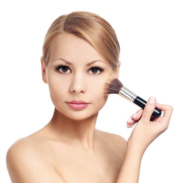 Beyaz izole makyaj fırçası ile güzel bir kadın. Sarışın kız