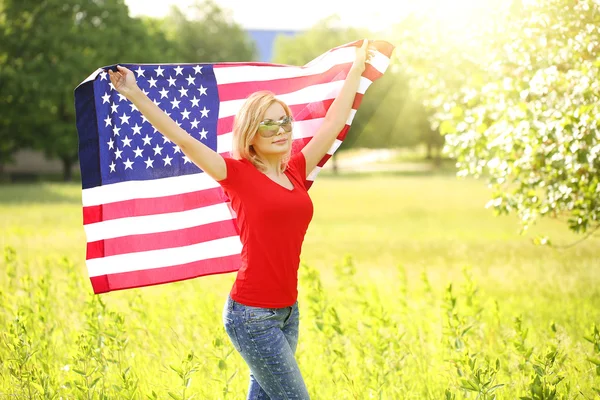 Patriotische junge Frau mit amerikanischer Flagge. Außenbereich — Stockfoto