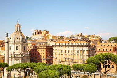 Colonna Traiana görünümünü ve Basilica Ulpia Trajan Forumu içinde. R