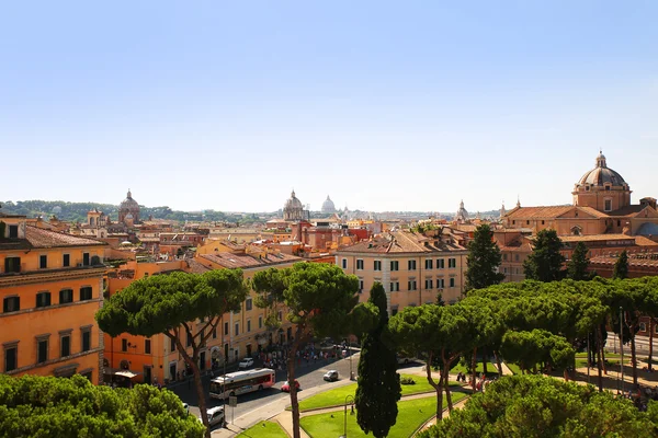 Vy över Rom från Altare della Patria. Chiesa Del Gesu. Italien — Stockfoto