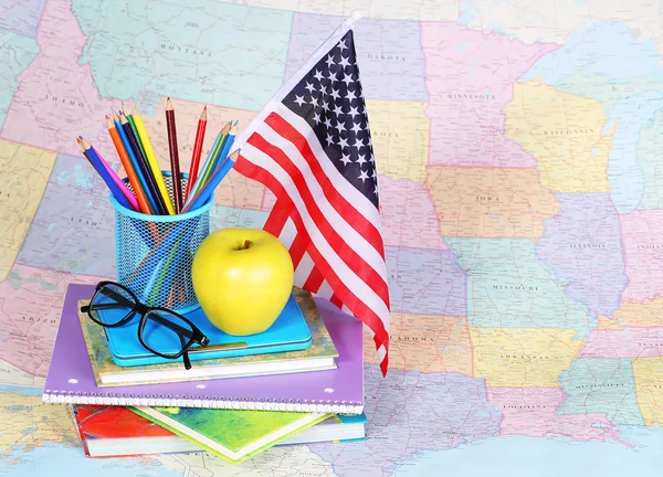 Возвращайся в школу. Яблоко, цветные карандаши, американский флаг и гла — стоковое фото