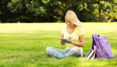 Dokunmatik yüzey ve sırt çantası Park ile öğrenci kız