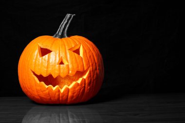 Siyah arkaplanda cadılar bayramı kabağı