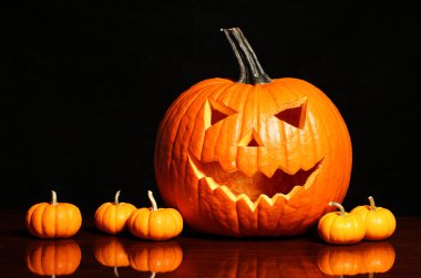 Cadılar Bayramı Balkabağı ve siyah arka plan üzerine küçük kabak