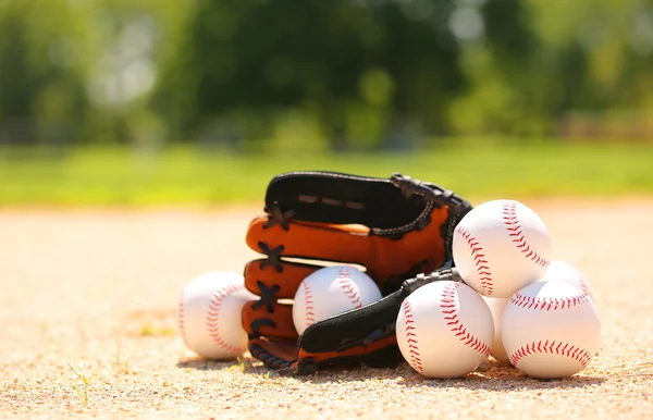 野球。ボールとフィールドの手袋 — ストック写真
