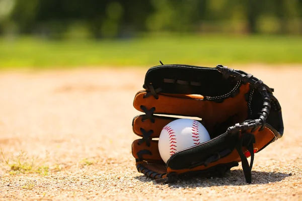 Honkbal in handschoen op het veld — Stockfoto