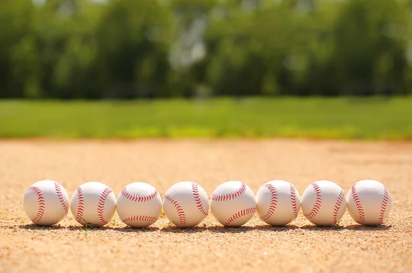 Honkbal. ballen op veld — Stockfoto