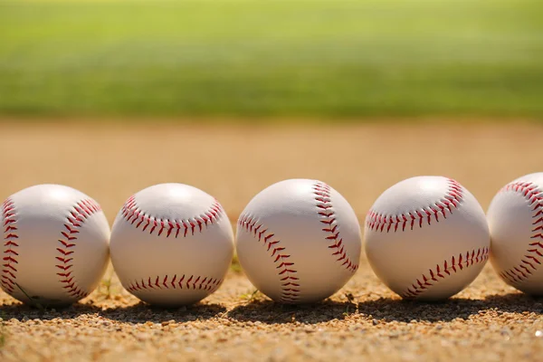 Baseball. bollar på fältet — Stockfoto