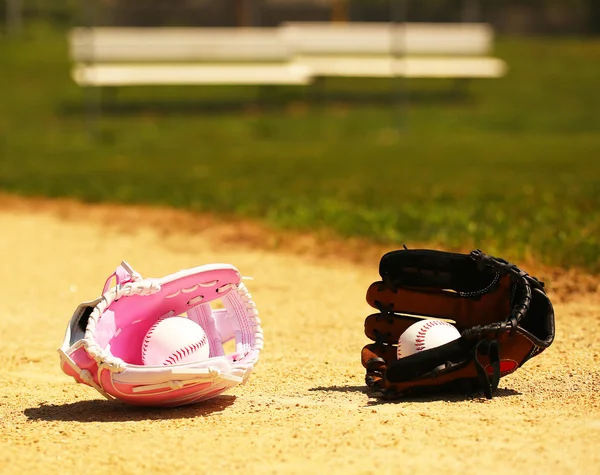 Baseball. Palle in guanti sul campo. Femmina contro Maschio. Concetto — Foto Stock