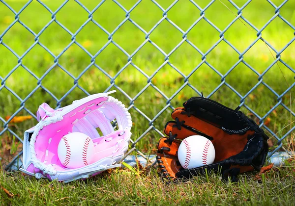 Beisebol. Bolas nas luvas na relva verde. Feminino vs Masculino. Concep — Fotografia de Stock