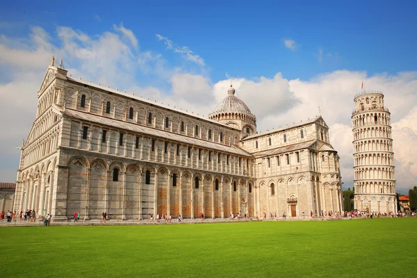 Placu Piazza dei miracoli złożonych i Krzywa Wieża w Pizie, Włochy — Zdjęcie stockowe