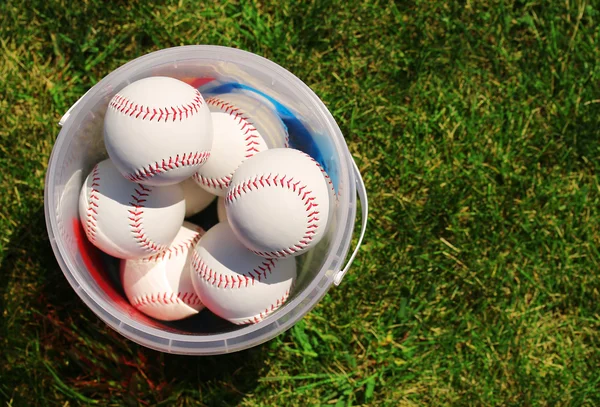 Béisbol. Bolas en la cesta sobre hierba verde — Foto de Stock