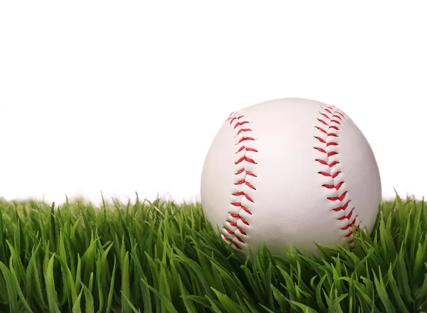 Béisbol sobre hierba verde, aislado sobre blanco. Bola con recorte p — Foto de Stock