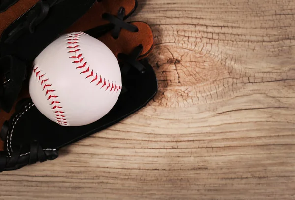 棒球。球在手套与副本空间的木材背景. — 图库照片