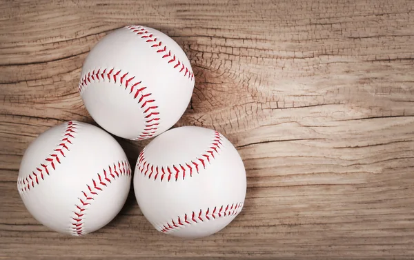 Honkbal. ballen op hout achtergrond met kopie ruimte. — Stockfoto