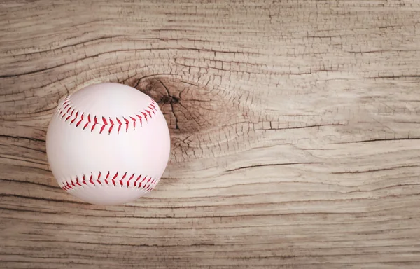Béisbol. Pelota sobre fondo de madera con espacio de copia . — Foto de Stock