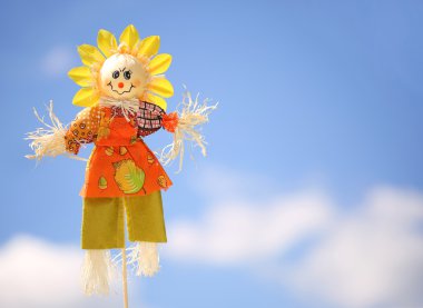 korkuluk üzerine mavi gökyüzü