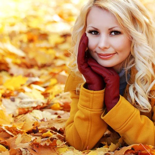 Herfst vrouw met esdoorn bladeren. blonde mooi meisje — Stockfoto