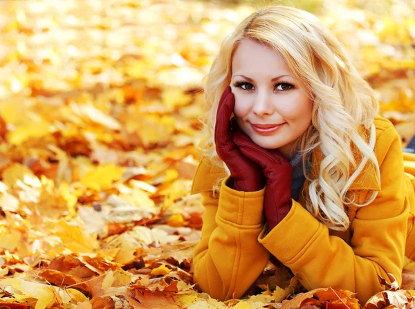 Donna d'autunno con foglie d'acero. Bionda bella ragazza — Foto Stock