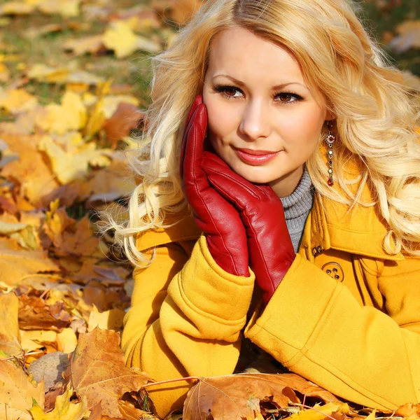 Herbstfrau mit Ahornblättern. blondes schönes Mädchen — Stockfoto