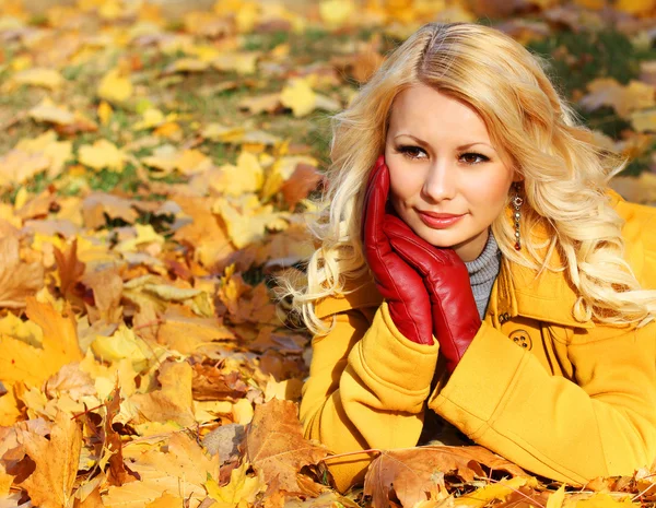 Mulher de Outono com Folhas de Maple. Loira menina bonita — Fotografia de Stock