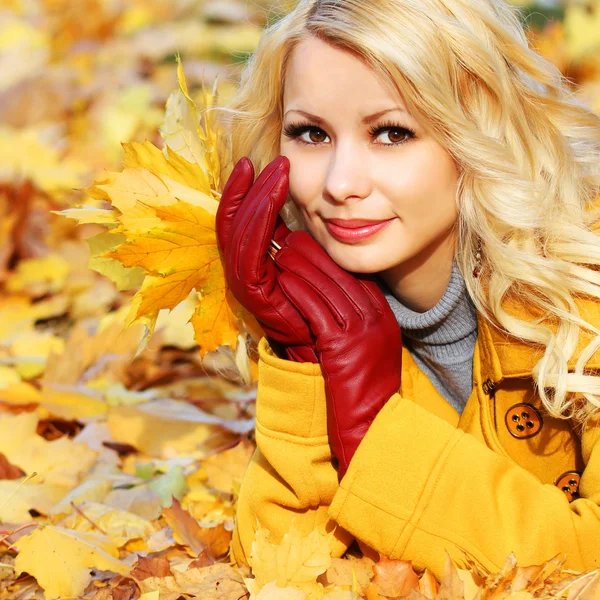 Akçaağaç sonbahar kadınla bırakır. sarışın güzel kız — Stok fotoğraf