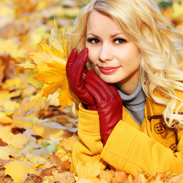 Höstens kvinna med maple lämnar. blond vacker flicka — Stockfoto