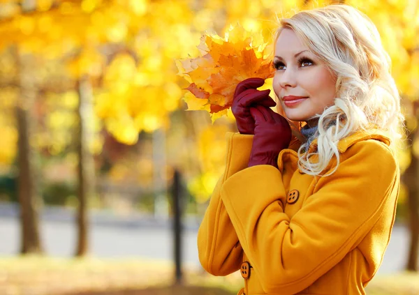 Herbstfrau mit Ahornblättern. blondes schönes Mädchen — Stockfoto