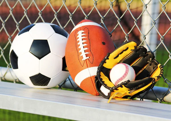 Sportsballer. Fotball, amerikansk fotball og baseball i skrik – stockfoto