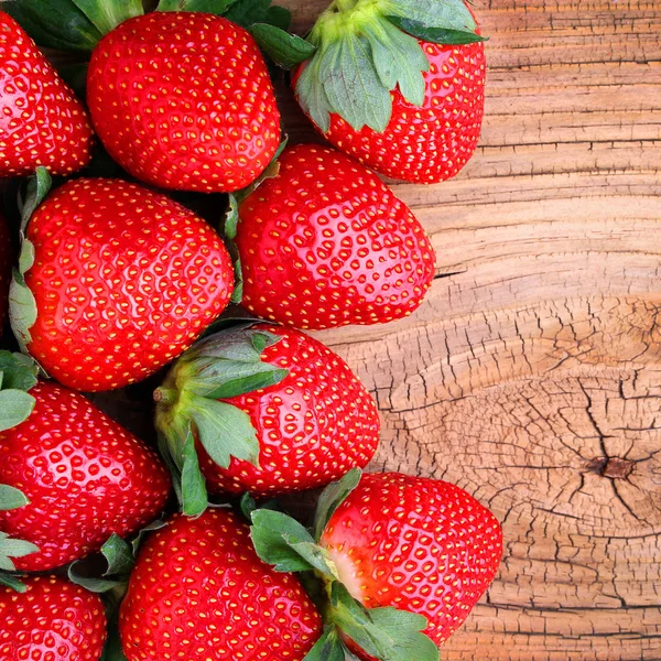 Strawberry pada latar belakang kayu — Stok Foto