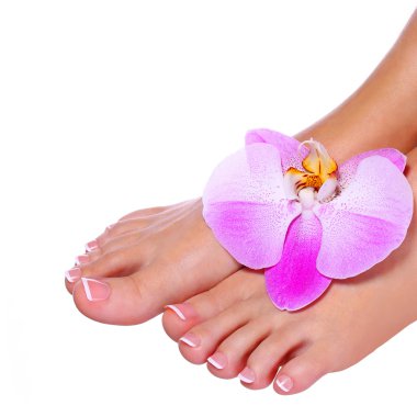 Orkide çiçek izole pedikür. kadın ayakları