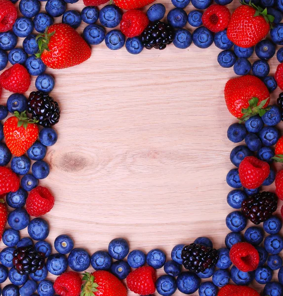 Beeren Rahmen auf Holzgrund — Stockfoto