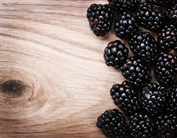 Blackberry em fundo de madeira — Fotografia de Stock