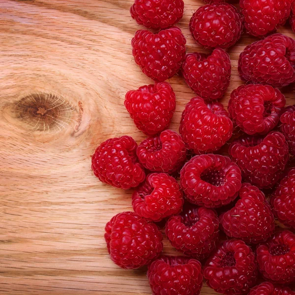 Himbeeren auf Holzgrund. — Stockfoto