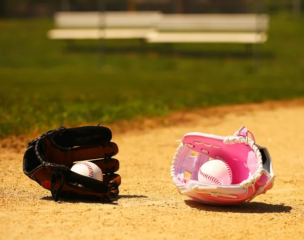 Baseball. Palle in guanti su erba verde. Femmina vs Maschio — Foto Stock