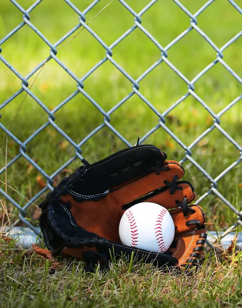 Baseball w rękawicy na zielonej trawie — Zdjęcie stockowe