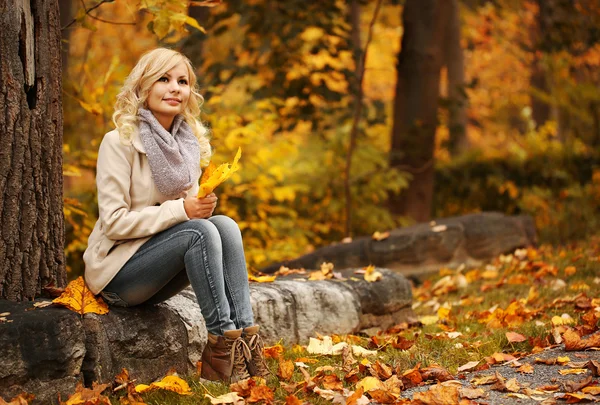 Hösten kvinna. Falla. Blond vacker flicka med gula blad — Stockfoto