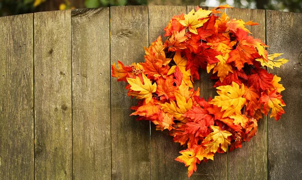 Herbst-Ahornkranz auf Holzzaun — Stockfoto