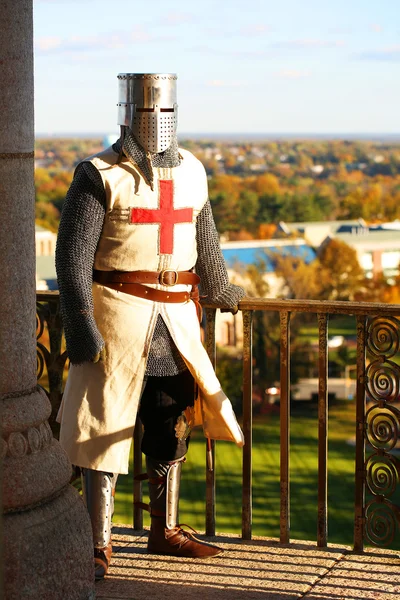 Mittelalterlicher Ritter auf dem Balkon — Stockfoto