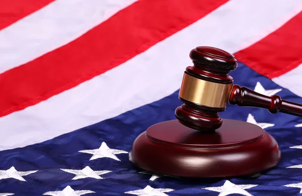 裁判官小槌とアメリカの国旗 — ストック写真