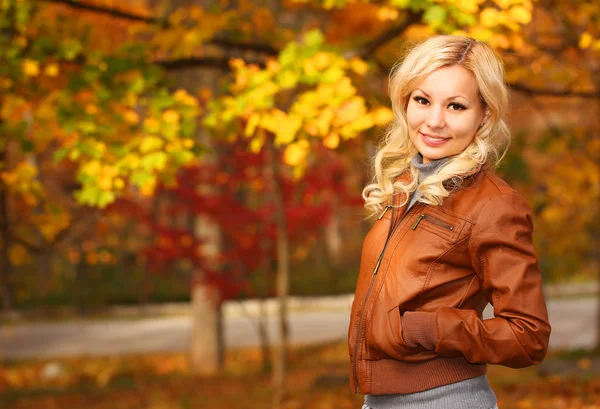 Femme d'automne. Tomber. Blonde fille avec des feuilles jaunes — Photo