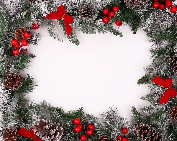 Borda decorativa de Natal com cones de pinho e bagas de azevinho — Fotografia de Stock