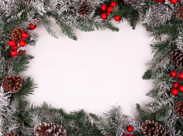 Borda decorativa de Natal com cones de pinho e bagas de azevinho — Fotografia de Stock