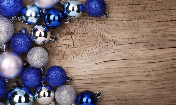 Boules de Noël bleues sur fond en bois . — Photo
