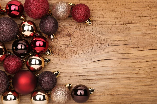 Vánoční koule dřevěné pozadí. — Stock fotografie