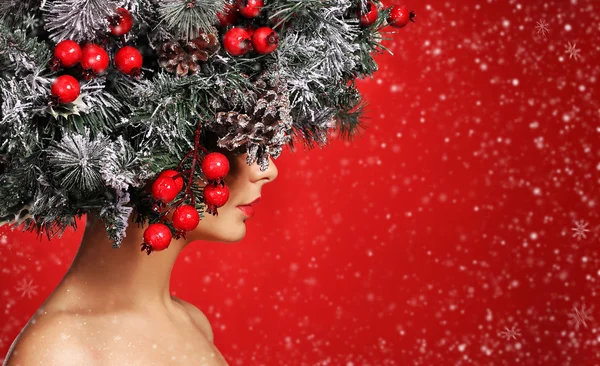 Mulher de Natal. Menina da moda com penteado decorado de ano novo . — Fotografia de Stock