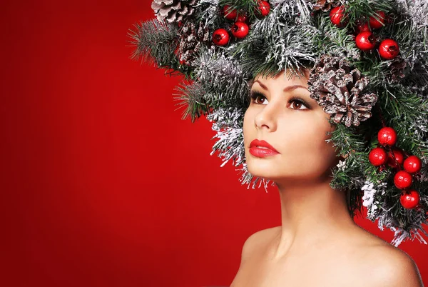 Femme de Noël. Fille de la mode avec coiffure décorée. Nouvel An — Photo