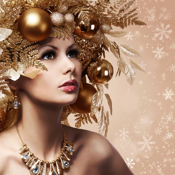 Menina de moda de Natal com penteado decorado. Retrato — Fotografia de Stock