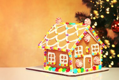 Kurabiye evi dekore edilmiş Noel ağacı üzerinde