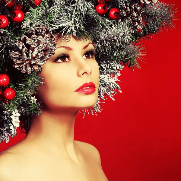 Femme de Noël. Fille de la mode avec coiffure décorée. Nouvel An — Photo